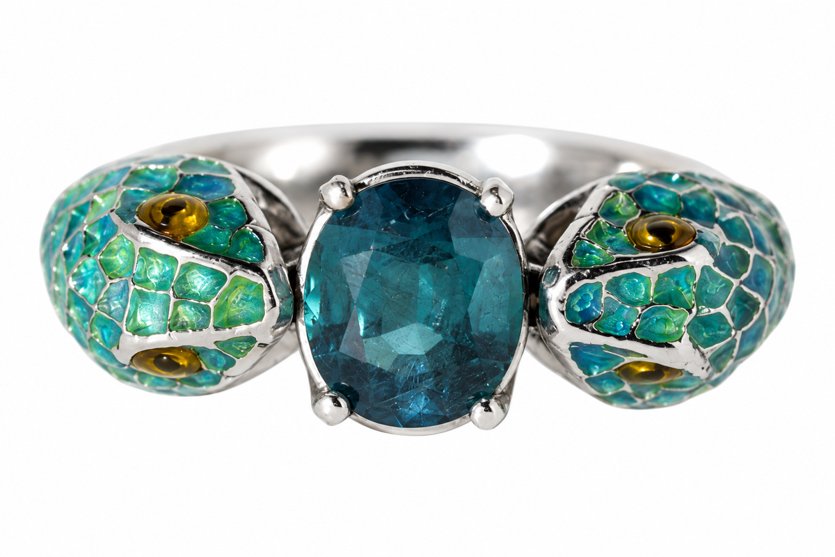 Blue Viper – Ring in 950er Platin mit 3,25 ct Indigolith, Frontansicht mit aufbereitetem Hintergrund