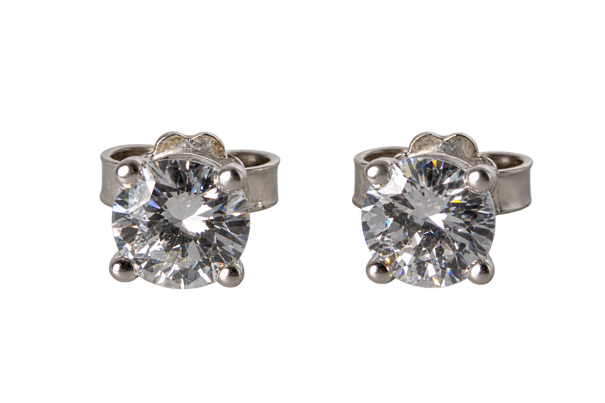Freigestellte Frontalansicht der Brillant-Ohrstecker, 1,00 ct E/IF