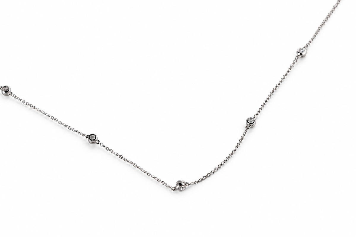 Collier mit Brillanten in Zargenfassungen – Ausschnitt