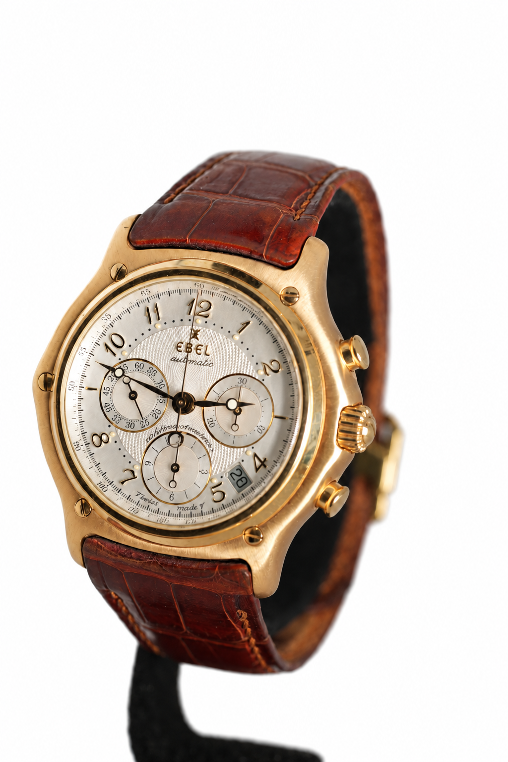 EBEL Automatik-Chronograph mit braunem Lederarmband vor weißem Hintergrund