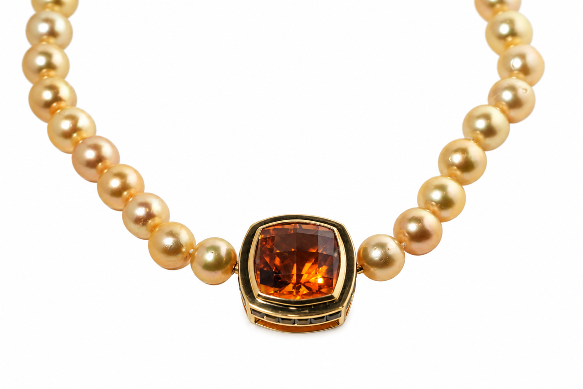 Goldfarbenes Perlencollier
