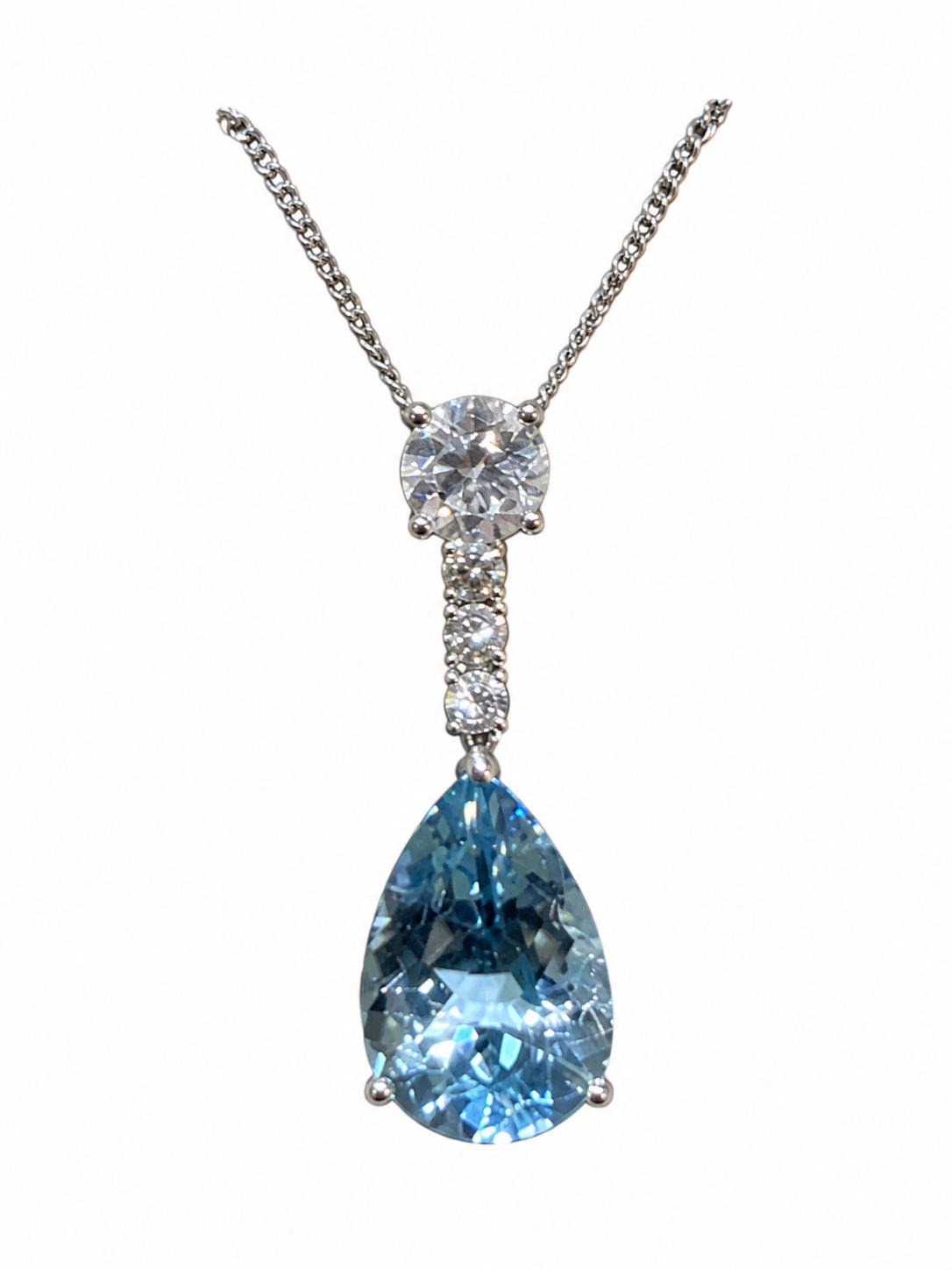 Santa Maria Aquamarin Collier mit Kette auf weißem Hintergrund
