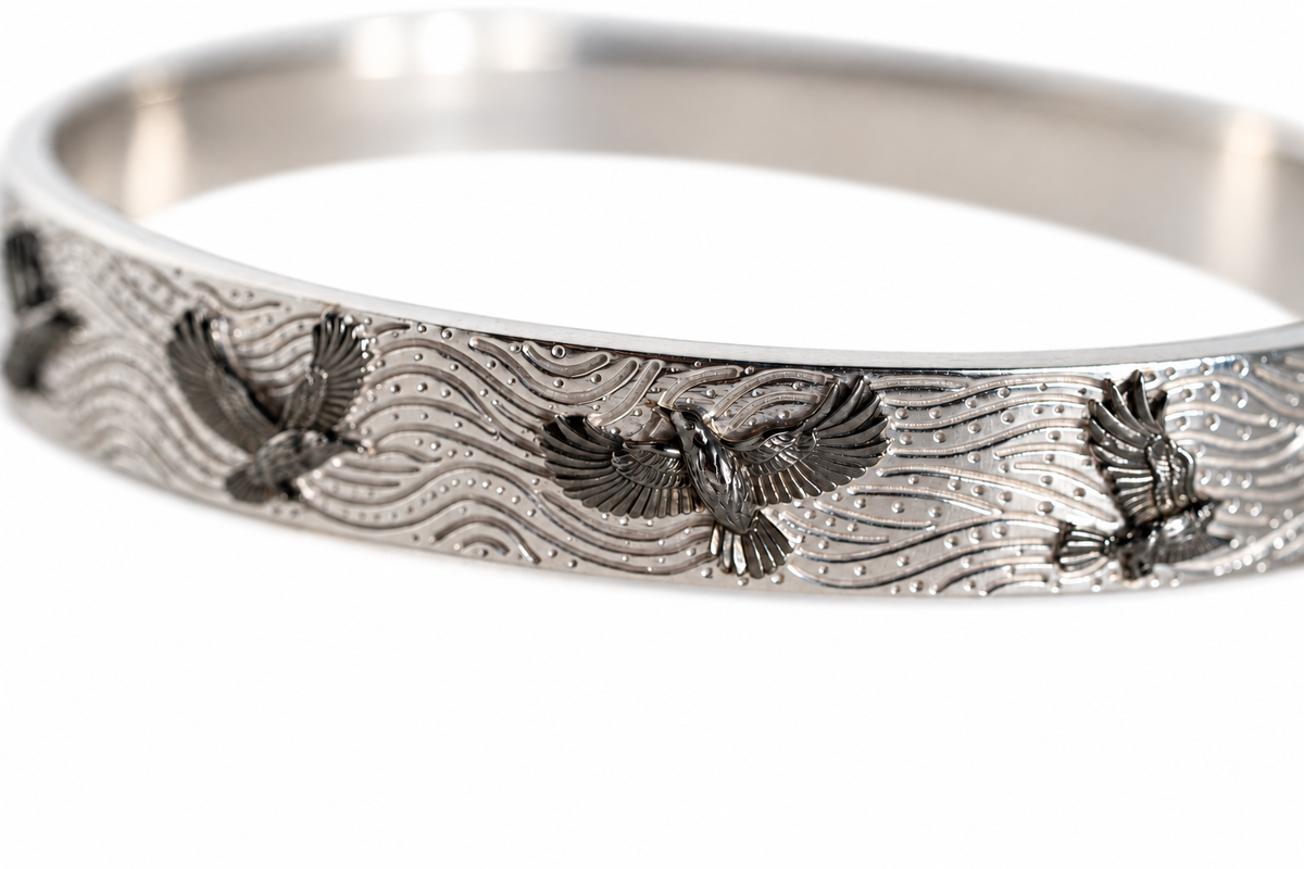 Raven´s Sky Armreif – Rabendesign Detail auf weißem Hintergrund