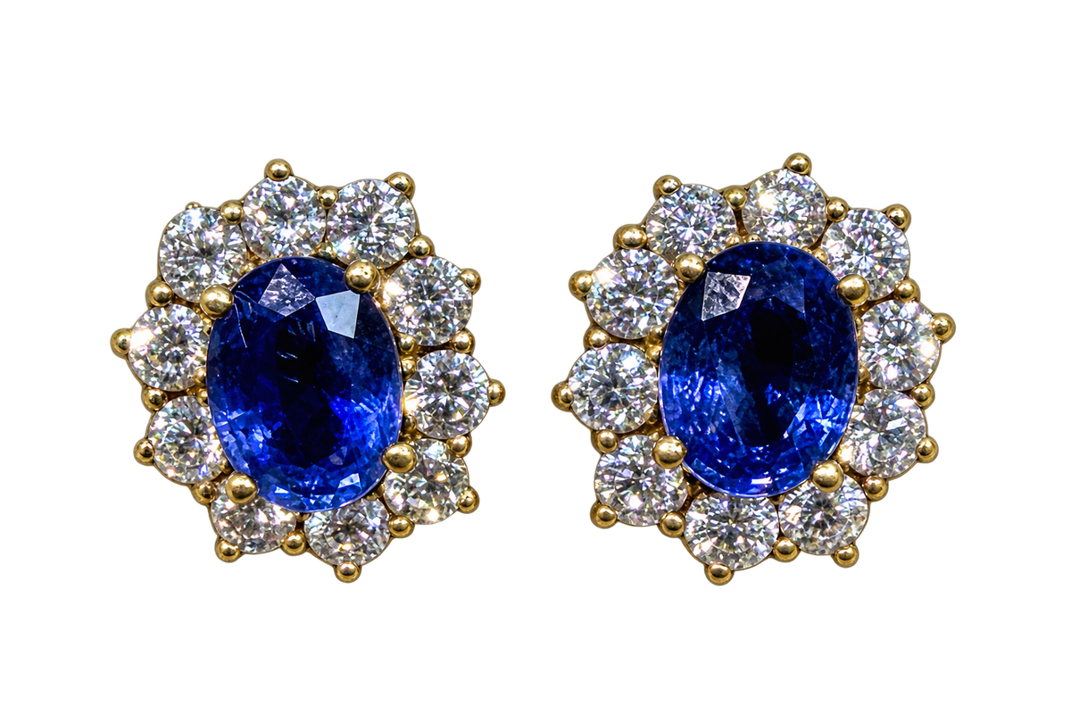 Saphir-Diamant-Ohrringe – KI-bearbeitete freigestellte Frontalansicht