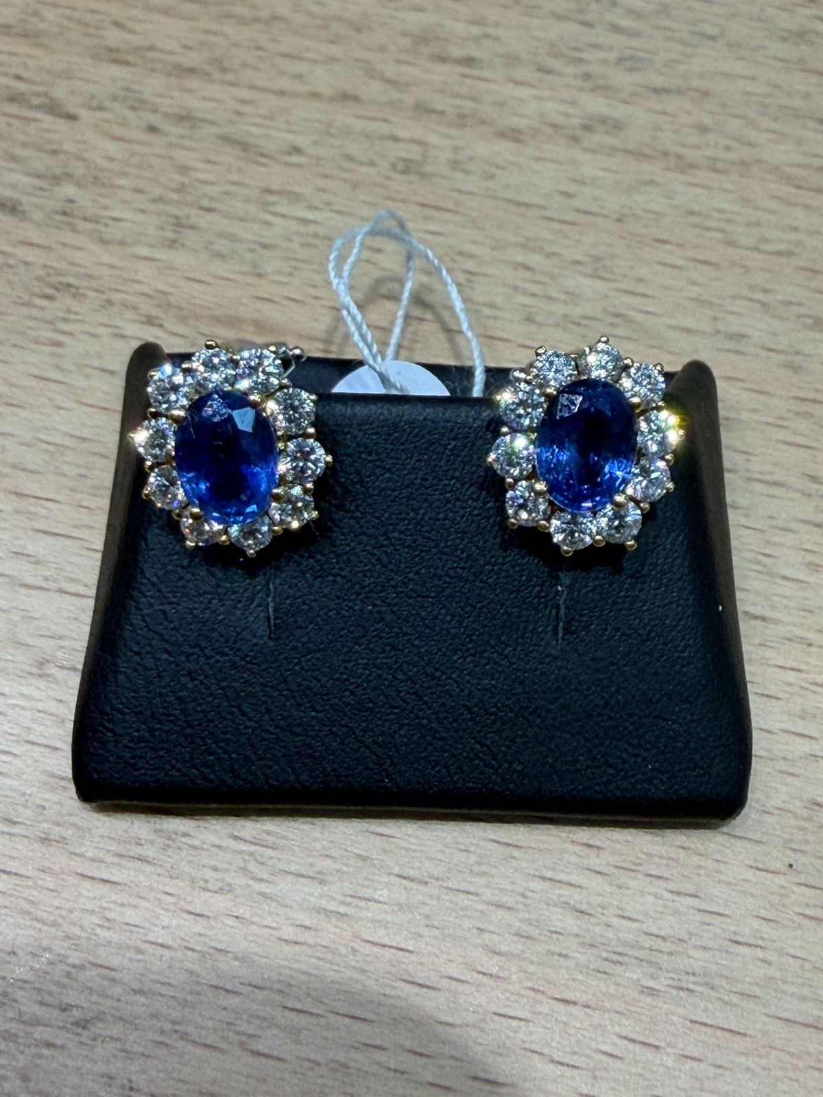 Saphir-Diamant-Ohrringe - Originalfoto des Paares