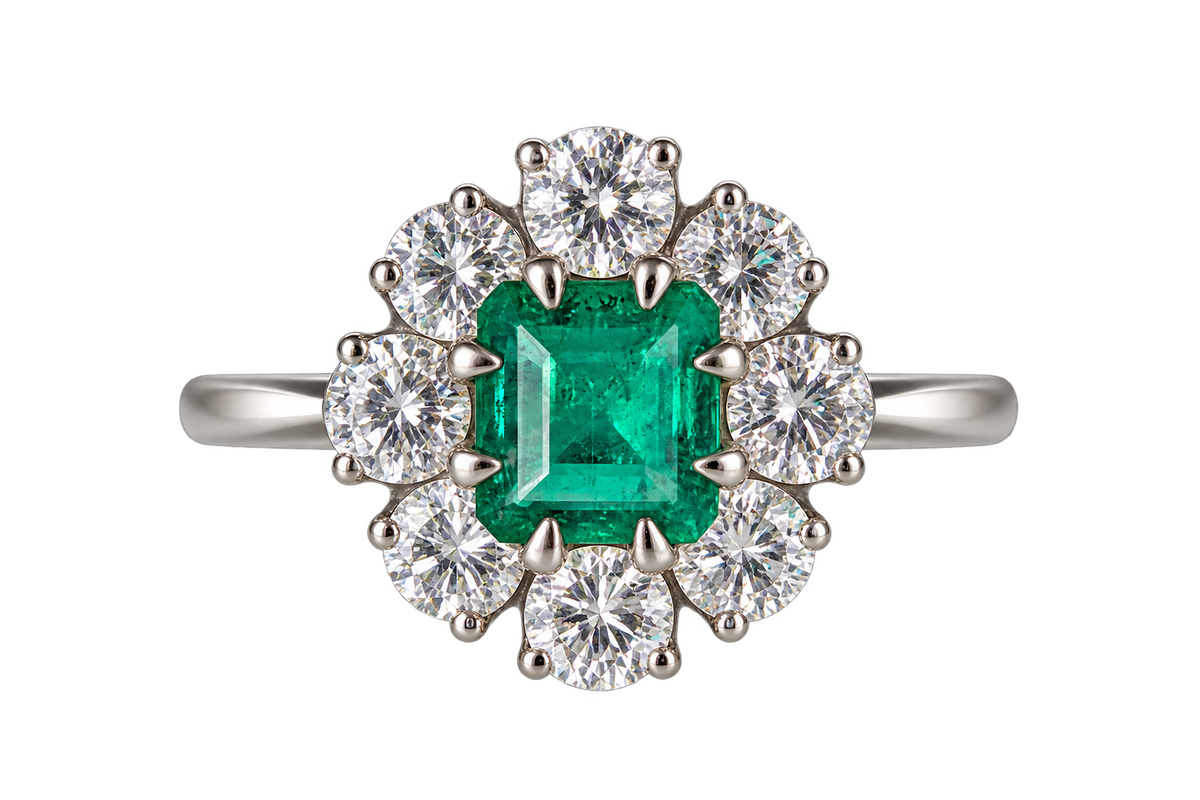 Smaragd-Diamant-Ring in 18 kt Weißgold, Smaragd 0,60 ct und acht Brillanten 1,60 ct
