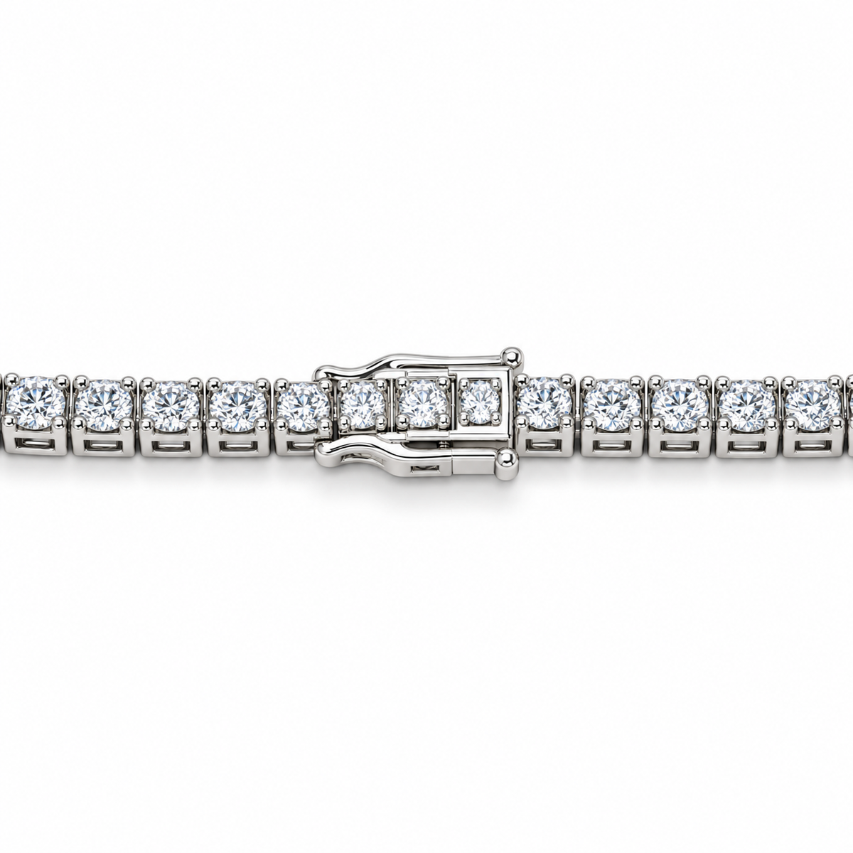 Tennis-Collier – Detailansicht von Brillantbesatz und Verschluss auf Weiß