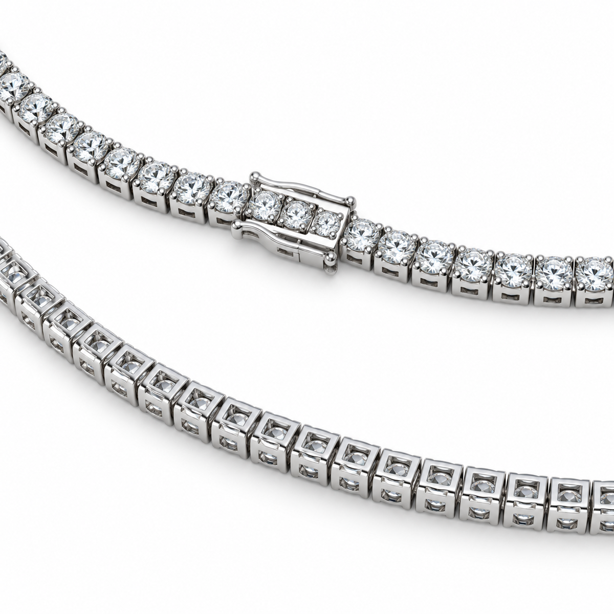 Tennis-Collier – Detailansicht der Fassungen und des Verschlusses auf Weiß